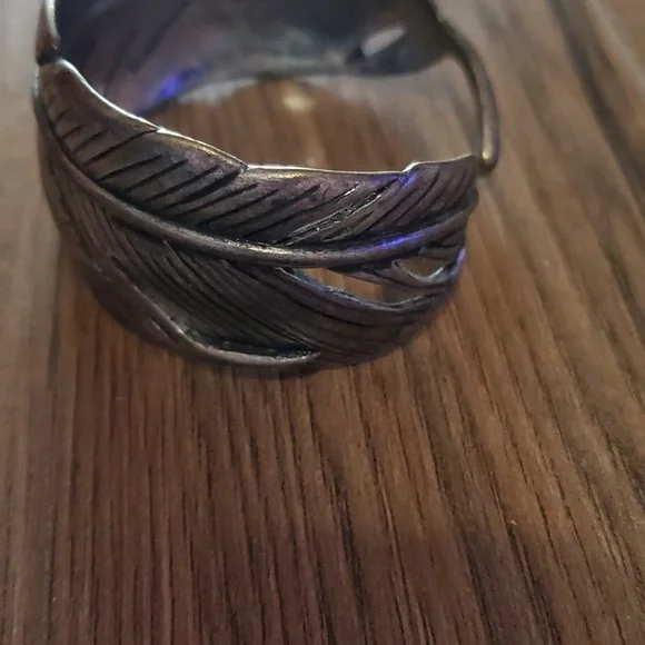 Feather detail solid bracelet cuff - Picture 3 of 4